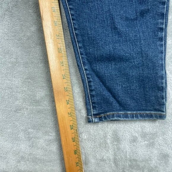 Levis High-Waisted Mom Jeans Tapered Leg Relaxed Fit 32 Blue Denim d0260 - Picture 3 of 10